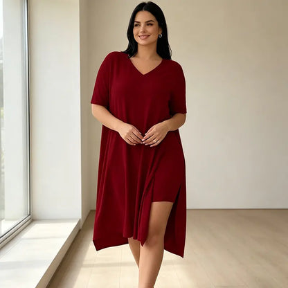 Dwuczęściowy letni komplet dla kobiet plus size, składający się z długiego topu (z rozcięciem z boku) i szortów, wykonany z miękkiego, elastycznego i przewiewnego materiału.