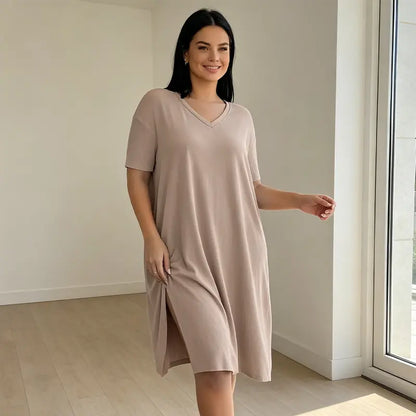 Dwuczęściowy letni komplet dla kobiet plus size, składający się z długiego topu (z rozcięciem z boku) i szortów, wykonany z miękkiego, elastycznego i przewiewnego materiału.