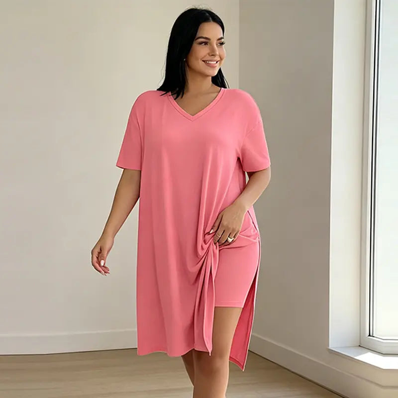 Dwuczęściowy letni komplet dla kobiet plus size, składający się z długiego topu (z rozcięciem z boku) i szortów, wykonany z miękkiego, elastycznego i przewiewnego materiału.