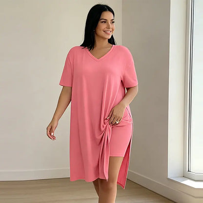Dwuczęściowy letni komplet dla kobiet plus size, składający się z długiego topu (z rozcięciem z boku) i szortów, wykonany z miękkiego, elastycznego i przewiewnego materiału.