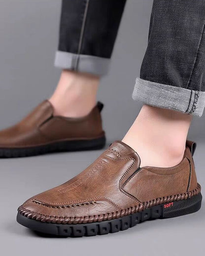 👞【39-44-es méret】2025 Férfi bőrcipő, egyszerű és praktikus, puha talpú, csúszásmentes és lélegző