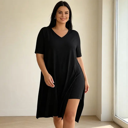 Dwuczęściowy letni komplet dla kobiet plus size, składający się z długiego topu (z rozcięciem z boku) i szortów, wykonany z miękkiego, elastycznego i przewiewnego materiału.
