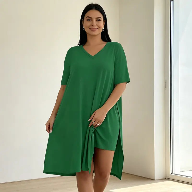 Dwuczęściowy letni komplet dla kobiet plus size, składający się z długiego topu (z rozcięciem z boku) i szortów, wykonany z miękkiego, elastycznego i przewiewnego materiału.
