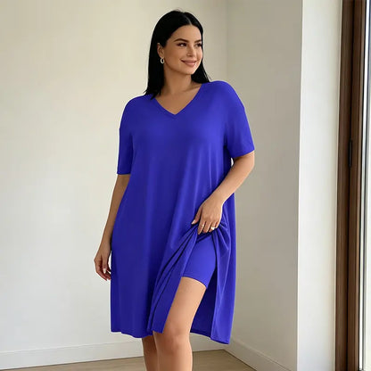 Dwuczęściowy letni komplet dla kobiet plus size, składający się z długiego topu (z rozcięciem z boku) i szortów, wykonany z miękkiego, elastycznego i przewiewnego materiału.
