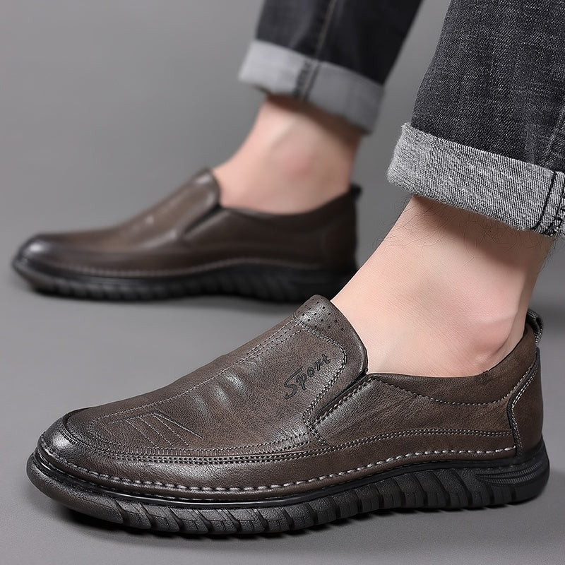 👞【39-44-es méret】2025 Férfi bőrcipő, egyszerű és praktikus, puha talpú, csúszásmentes és lélegző